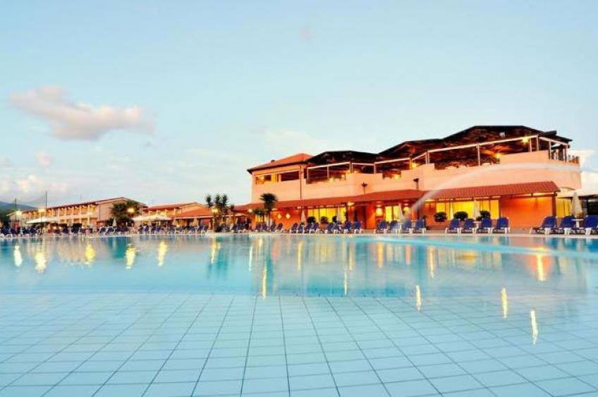 La piscina del Villaggio Nicotera Beach